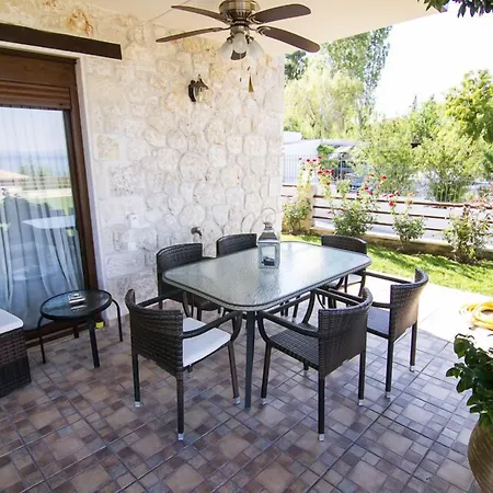 Daphne Villa Kriopijí